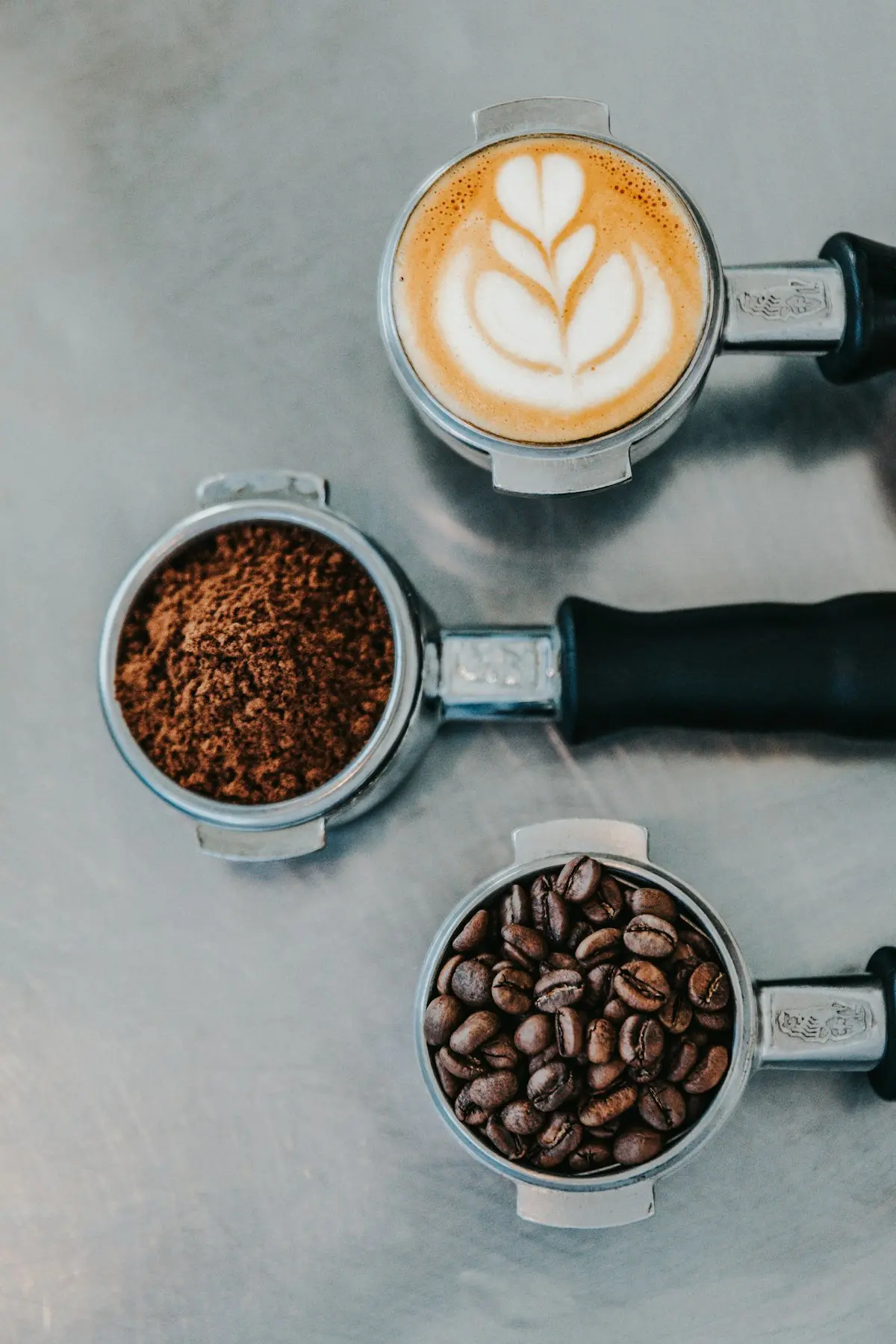 Warme cappuccino op een houten toog
